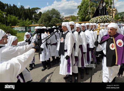 Sacerdoti in fila per la comunione, rappresentazione della struttura ecclesiastica