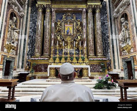 Papa Francesco in preghiera davanti all'icona della Salus Populi Romani