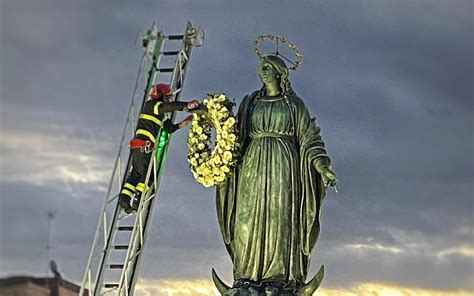 Statua dell'Immacolata in Piazza di Spagna con l'omaggio floreale dei Vigili del Fuoco