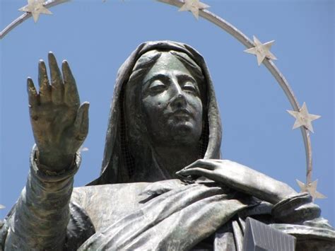 Dettaglio della statua della Madonna Regina della Palestina sul frontone del santuario