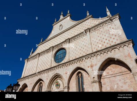 Foto della facciata gotica della Cattedrale di Vicenza
