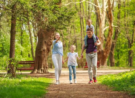 Famiglia che prega o genitori con bambini alla Messa