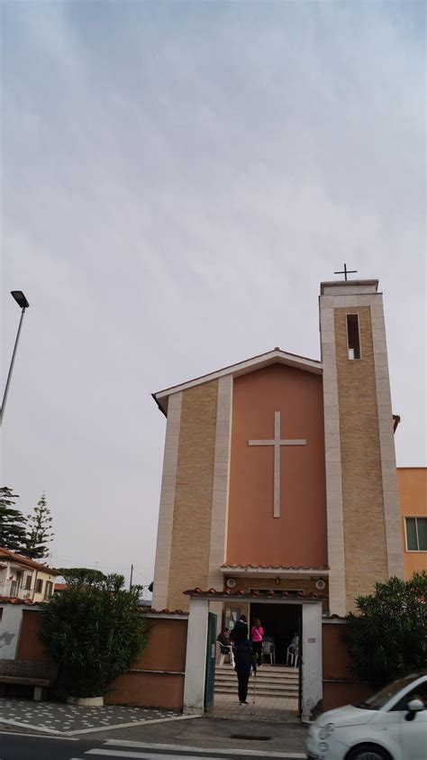 Foto della chiesa parrocchiale dell'Assunzione della Beata Vergine Maria a Lido dei Pini