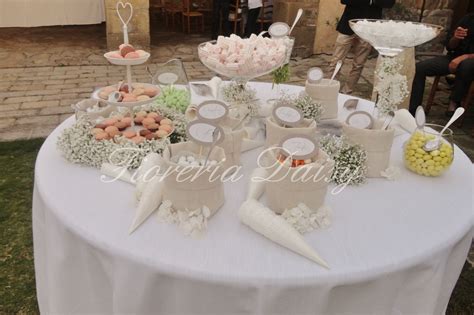 Tavolo della confettata con dolci e bomboniere