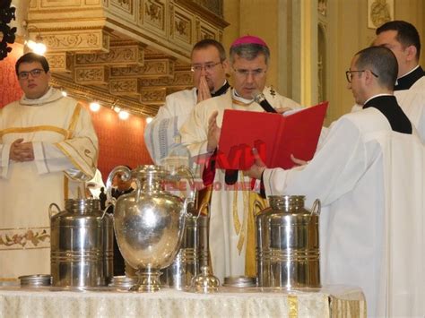 mani dell'ordinando unte con il sacro crisma