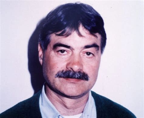 Ritratto fotografico d'archivio di Nitto Santapaola, figura centrale di Cosa Nostra nella Sicilia orientale.