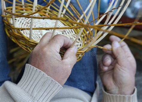 Artigiano che intreccia lo strame per creare oggetti tradizionali