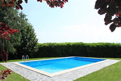 Piscina interrata circondata da verde all'interno del Bagno Ariston