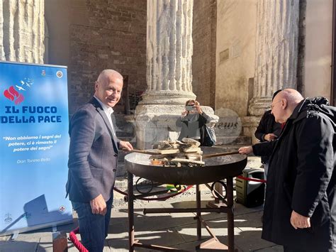 Illustrazione del fuoco acceso dagli isolani di Malta e l'episodio della vipera
