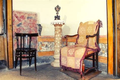 Foto d'epoca o rappresentazione della Sedia della Fertilità all'interno della Casa-Santuario