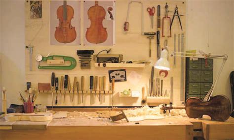 Veduta esterna o dettaglio dell'insegna del laboratorio di liuteria in Via Guardione 52