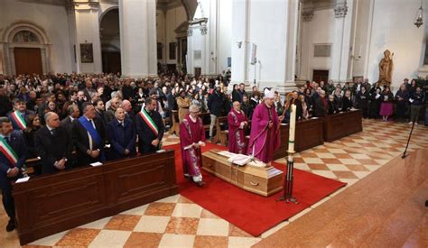 Foto di Don Flavio Schiavon durante la cerimonia di insediamento