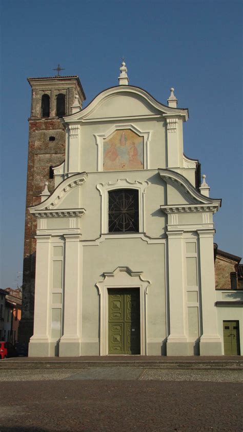 Foto esterna della Chiesa Parrocchiale dei Santi Faustino e Giovita a Fasano del Garda con il protiro e il campanile