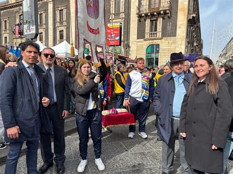 Fedeli in processione per l'offerta della cera alla Madonna delle Lacrime