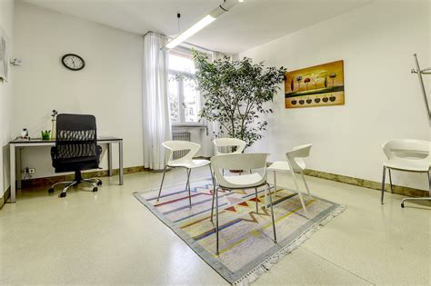 Foto esterna o interna di un consultorio familiare moderno e accogliente
