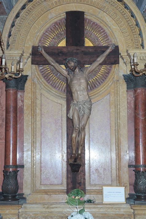 Interno della Cappella del Crocifisso con soffitto a travi a vista e affresco restaurato