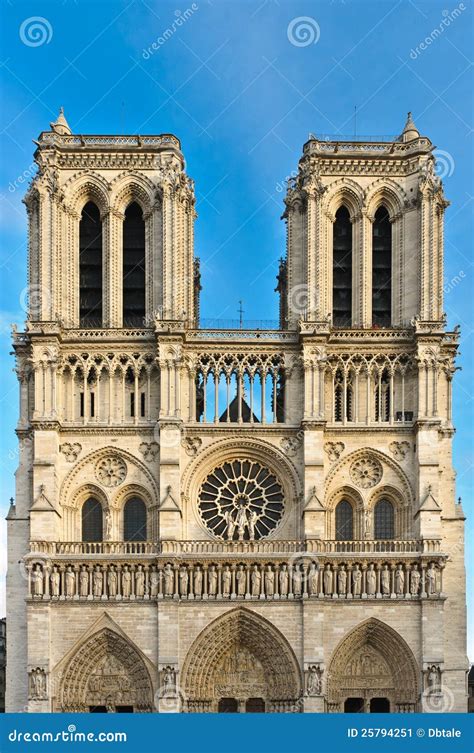 Dettaglio della parte superiore della facciata di Notre Dame con guglie e finestre