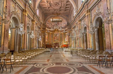 Interno della Chiesa dei Santi Giovanni e Paolo con affreschi e elementi architettonici