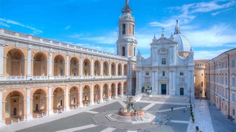 Veduta architettonica della Piazza della Madonna a Loreto con la fontana centrale