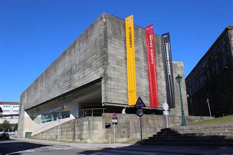 Esterno del Centro Galego de Arte Contemporánea (CGAC) che mostra l'architettura di Álvaro Siza e la sua integrazione con l'ambiente storico