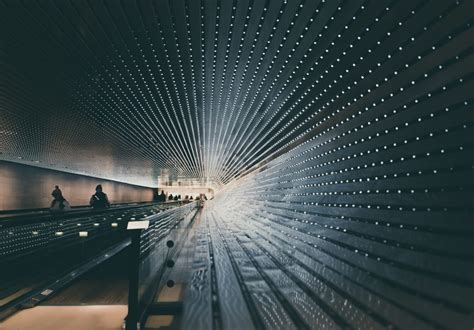Interno del CGAC con una grande installazione artistica contemporanea in una galleria a doppio spazio