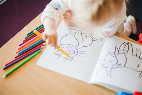 Infografica che mostra i benefici educativi del colorare per lo sviluppo dei bambini