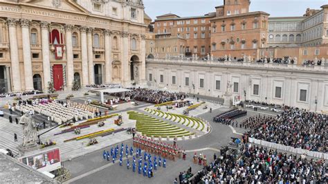 vista aerea di Piazza San Pietro addobbata per la Messa di Pasqua