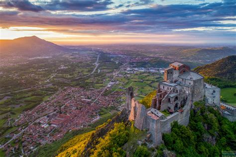 Veduta panoramica della Sacra di San Michele sul Monte Pirchiriano al tramonto