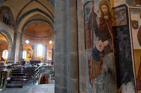 Interno della chiesa della Sacra di San Michele con affreschi e pilastri