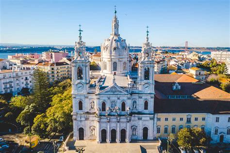 Veduta esterna della Basilica di Estrela a Lisbona, architettura barocca