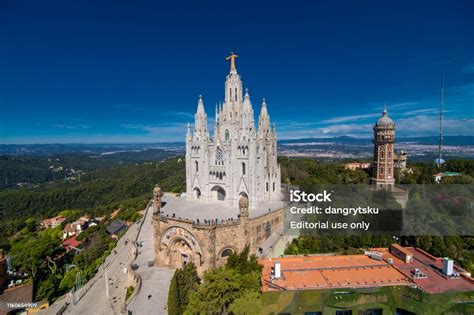 Chiesa del Sacro Cuore sul monte Tibidabo a Barcellona con vista sulla città