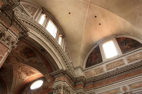 Interno della Basilica con il soffitto a volta e il coccodrillo impagliato