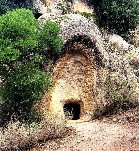 Veduta panoramica del sito archeologico di Santo Stefano a Oschiri con l'altare rupestre e la chiesetta