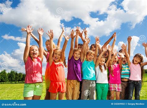 Foto di un gruppo di bambini felici accompagnati da volontari durante un pellegrinaggio