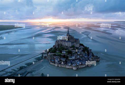 Veduta aerea del Mont Saint-Michel con la sua abbazia