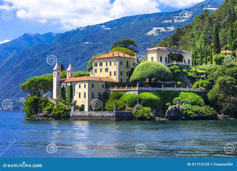 Veduta panoramica del Lago di Como a Lenno con la Casa di Spiritualità immersa nel verde
