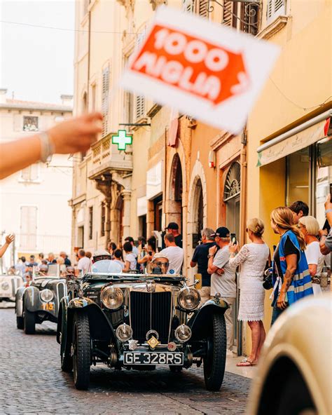 Parata di auto d'epoca durante la 1000 Miglia a Massa Marittima