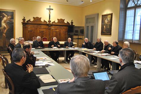 Foto panoramica di una riunione della Conferenza Episcopale Italiana