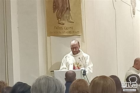 Foto ritratto di Don Gianni Rafanelli in abiti sacerdotali