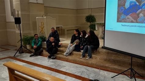 Giovani in preghiera durante un evento ecclesiale