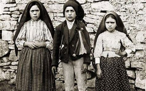 Fotografia d'epoca ritraente i tre pastorelli di Fatima