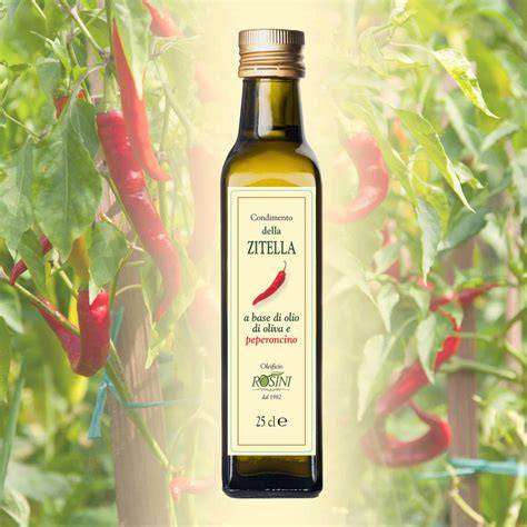 Olio aromatizzato al peperoncino in una piccola bottiglia di vetro