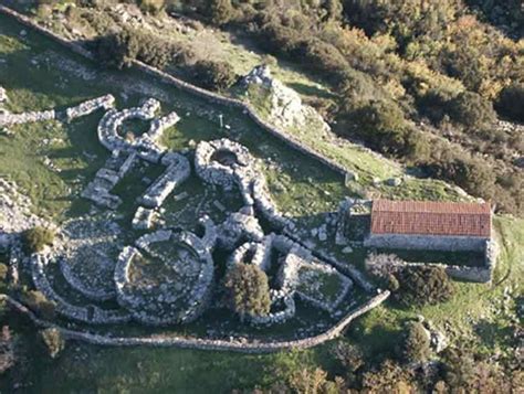 Ricostruzione del santuario nuragico di Santa Vittoria di Serri
