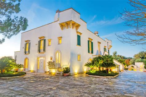 Veduta panoramica della Masseria San Pietro sul Mar Piccolo immersa nel paesaggio pugliese