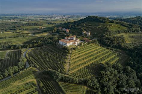 Vista panoramica dell'Abbazia di Rosazzo immersa nel paesaggio collinare friulano