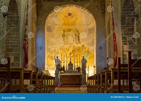 Interno della chiesa dell'Abbazia di Rosazzo con enfasi sull'acustica e l'architettura