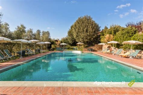 Veduta panoramica di un agriturismo immerso nella campagna veneta con giardino curato per ricevimenti