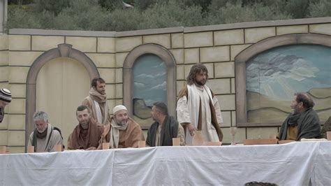 Rappresentazione artistica del Cristo Re in un contesto di accoglienza e servizio, in contrapposizione all'iconografia classica del trono e dello scettro.