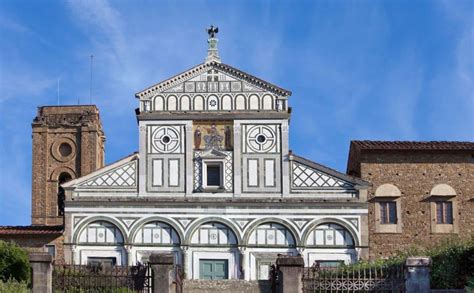 Veduta panoramica della Basilica di San Miniato al Monte situata sulla collina fiorentina