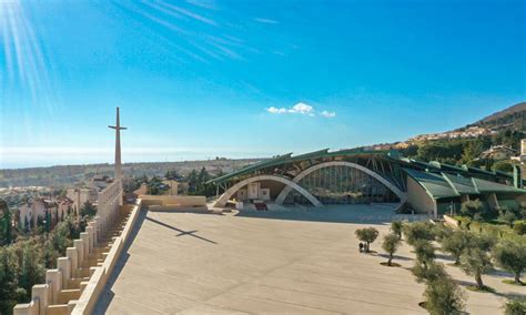 Veduta d'insieme del Santuario di San Pio da Pietrelcina, che mostra la struttura a conchiglia e la grande copertura in rame pre-patinato.